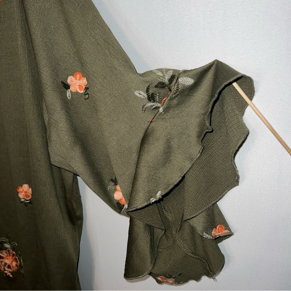Auneleige Women’s Sz 3X Green Top Embroidered Floral Crinkle Stretch 3/4 Sleeve - Picture 3 of 7